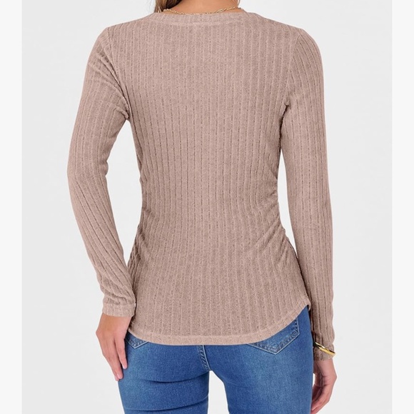 Elegant ribbed sweater with V-neck. Soft and comfortable. Perfect for casual wea - Picture 2 of 2
